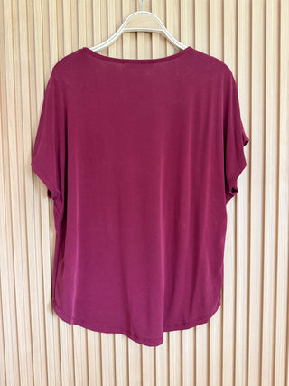 Back of short sleeve burgundy pocket tee. 